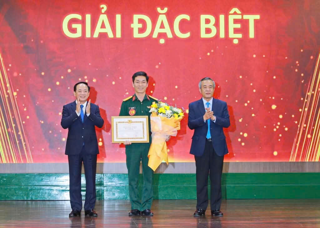 Trưởng Ban Tuyên giáo Trung ương Trịnh Văn Quyết và Bí thư Tỉnh uỷ Thanh Hoá Lê Đức Thái trao giải đặc biệt cho báo cáo viên Trịnh Xuân Việt