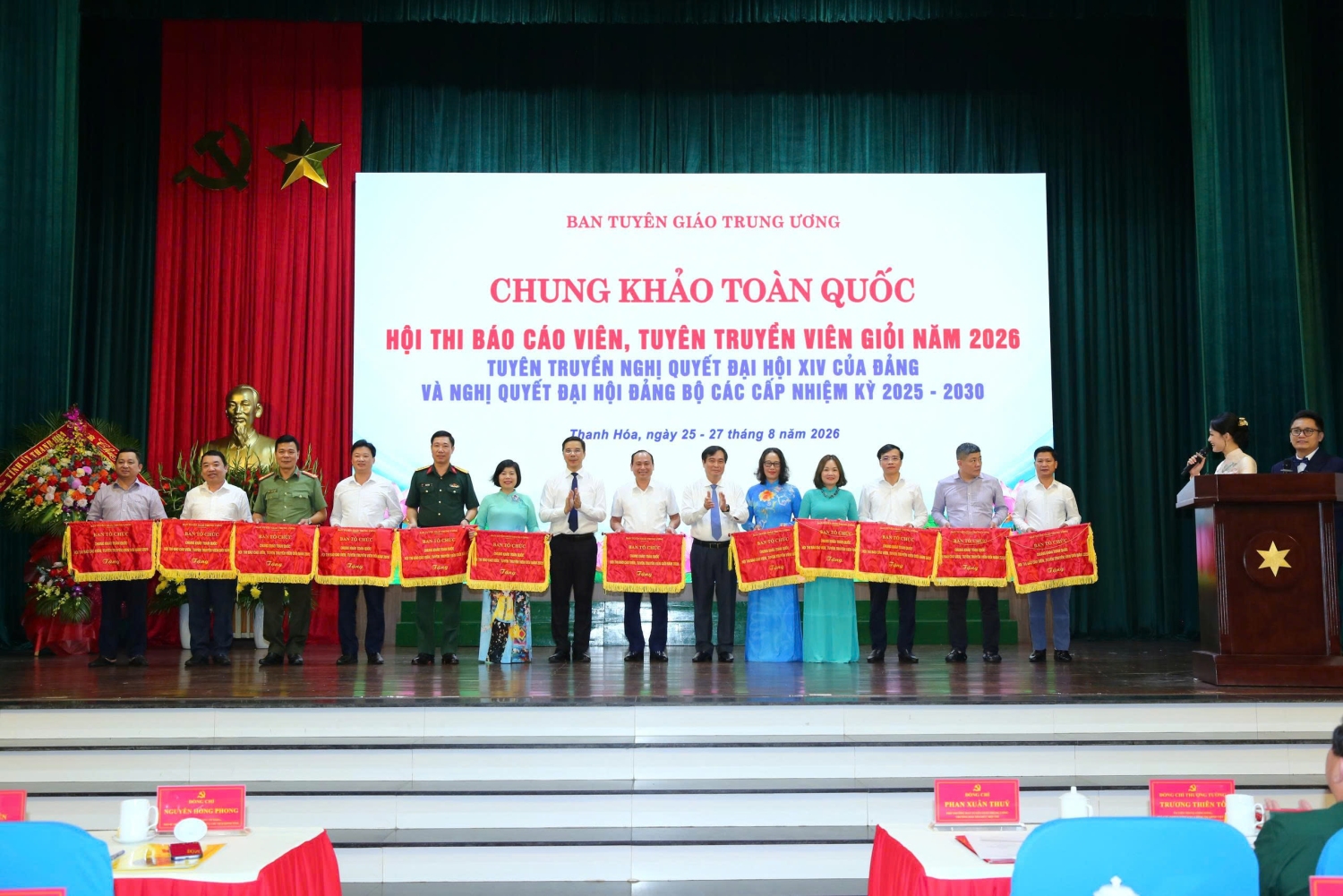 Đồng chí Nguyễn Hồng Phong - Ủy viên dự khuyết Trung ương Đảng, Phó Bí thư Thường trực Tỉnh ủy, Chủ tịch HĐND tỉnh Thanh Hoá và đồng chí Phan Xuân Thủy - Phó Trưởng Ban Tuyên giáo Trung ương, Trưởng Ban Tổ chức Hội thi tặng cờ lưu niệm cho các Đoàn