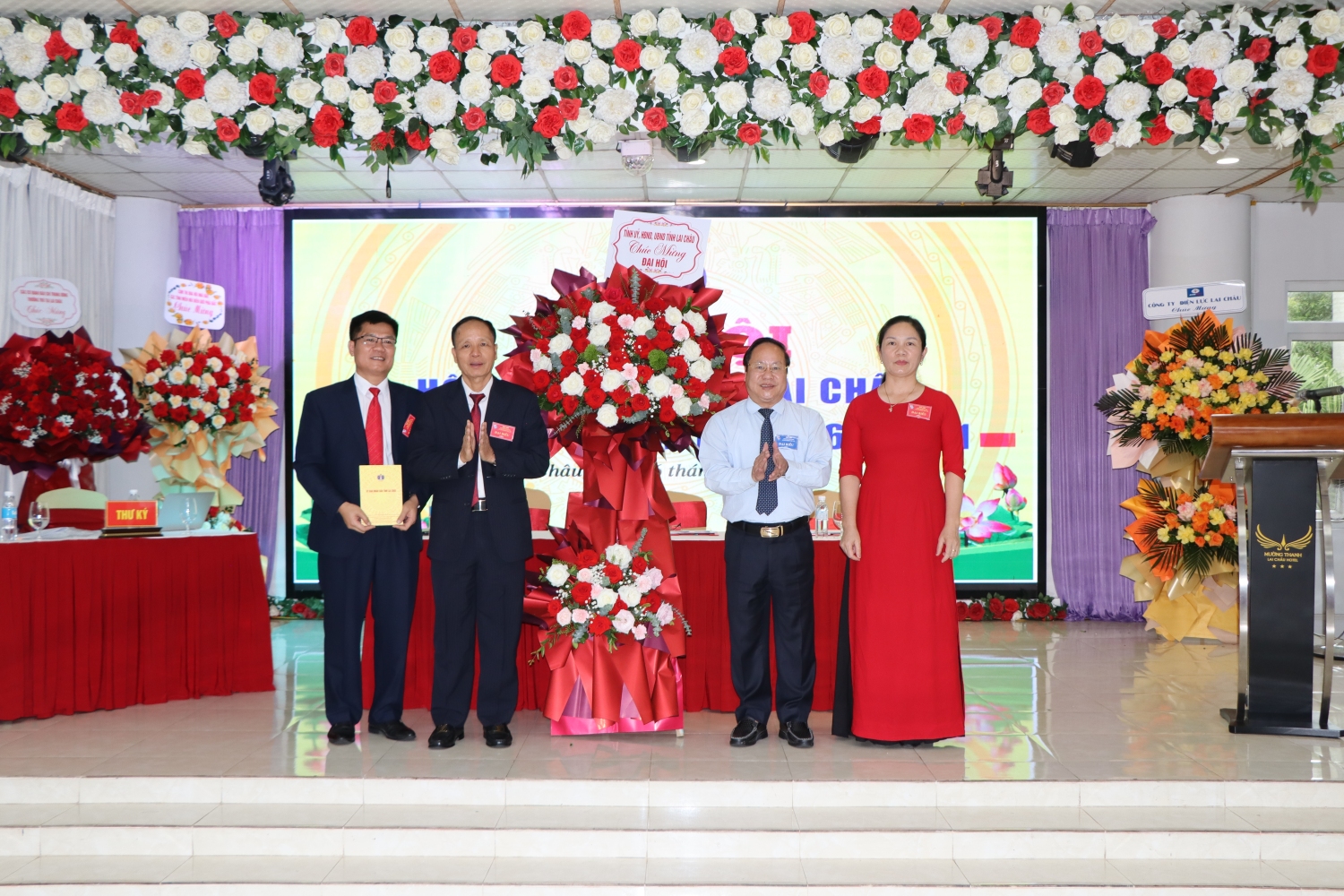 Thay mặt Tỉnh ủy, HĐND, UBND, Ủy ban MTTQ Việt Nam tỉnh, đồng chí Tống Thanh Hải - Ủy viên Ban Thường vụ Tỉnh ủy, Phó Chủ tịch Thường trực UBND tỉnh tặng hoa chúc mừng Đại hội
