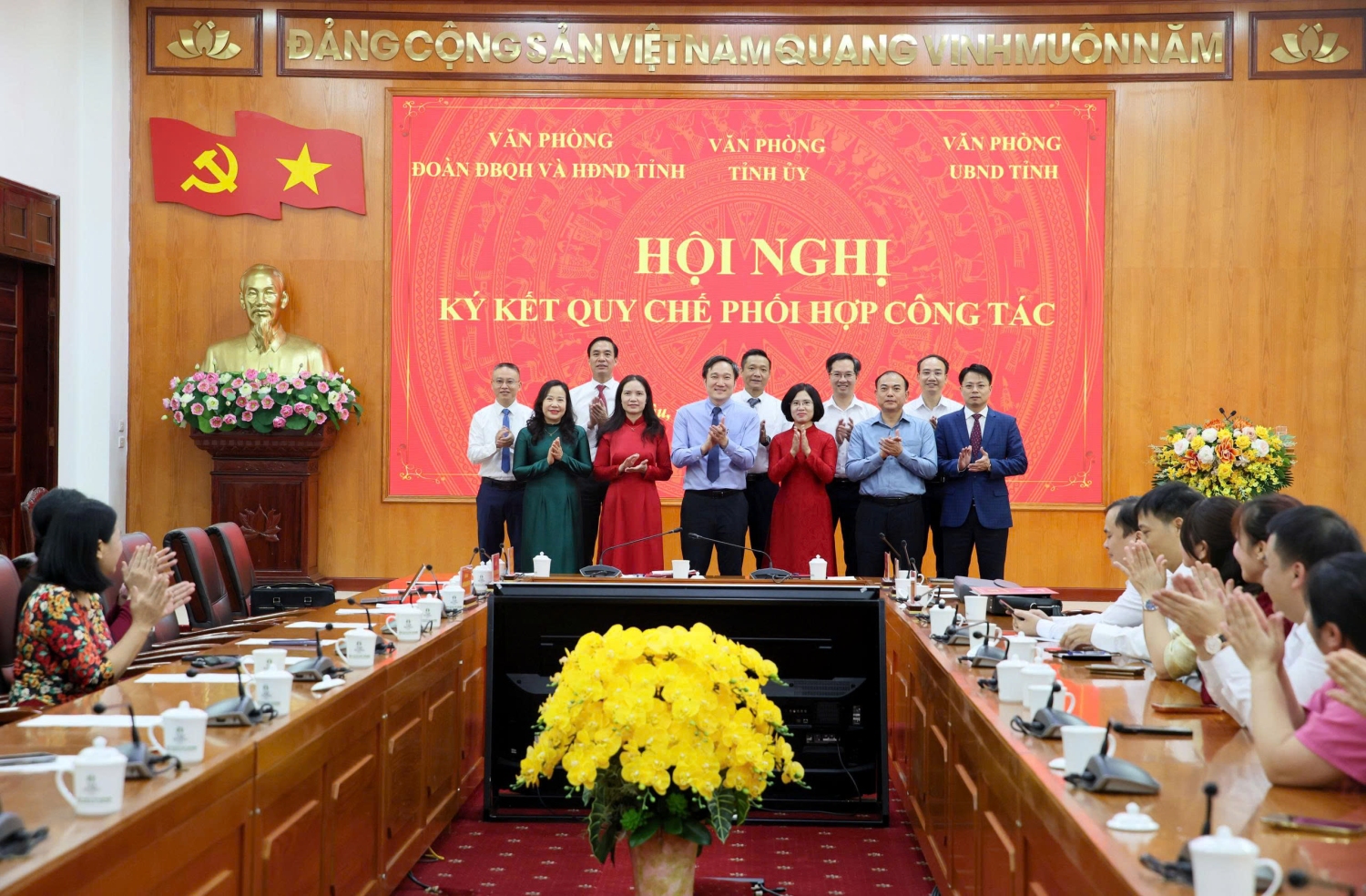 Các đại biểu chụp ảnh lưu niệm tại Hội nghị