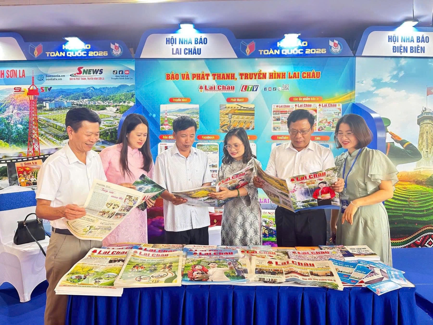 Đại biểu tham quan Gian trưng bày báo chí tỉnh Lai Châu Hội tại Báo toàn quốc năm 2026 được tổ chức tại Thành phố Hải Phòng
