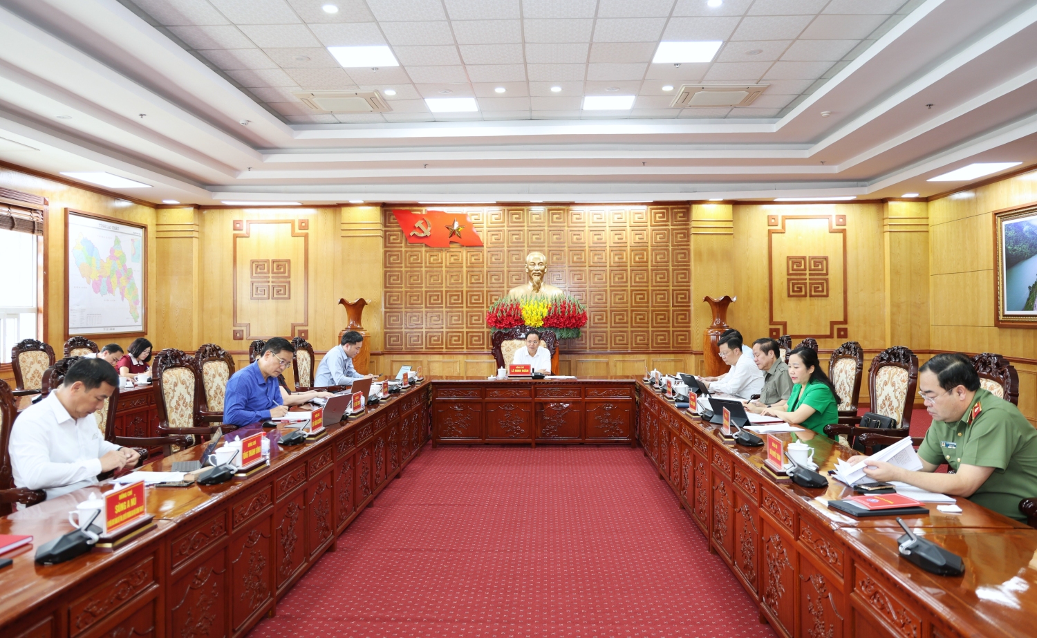 Quang cảnh cuộc họp