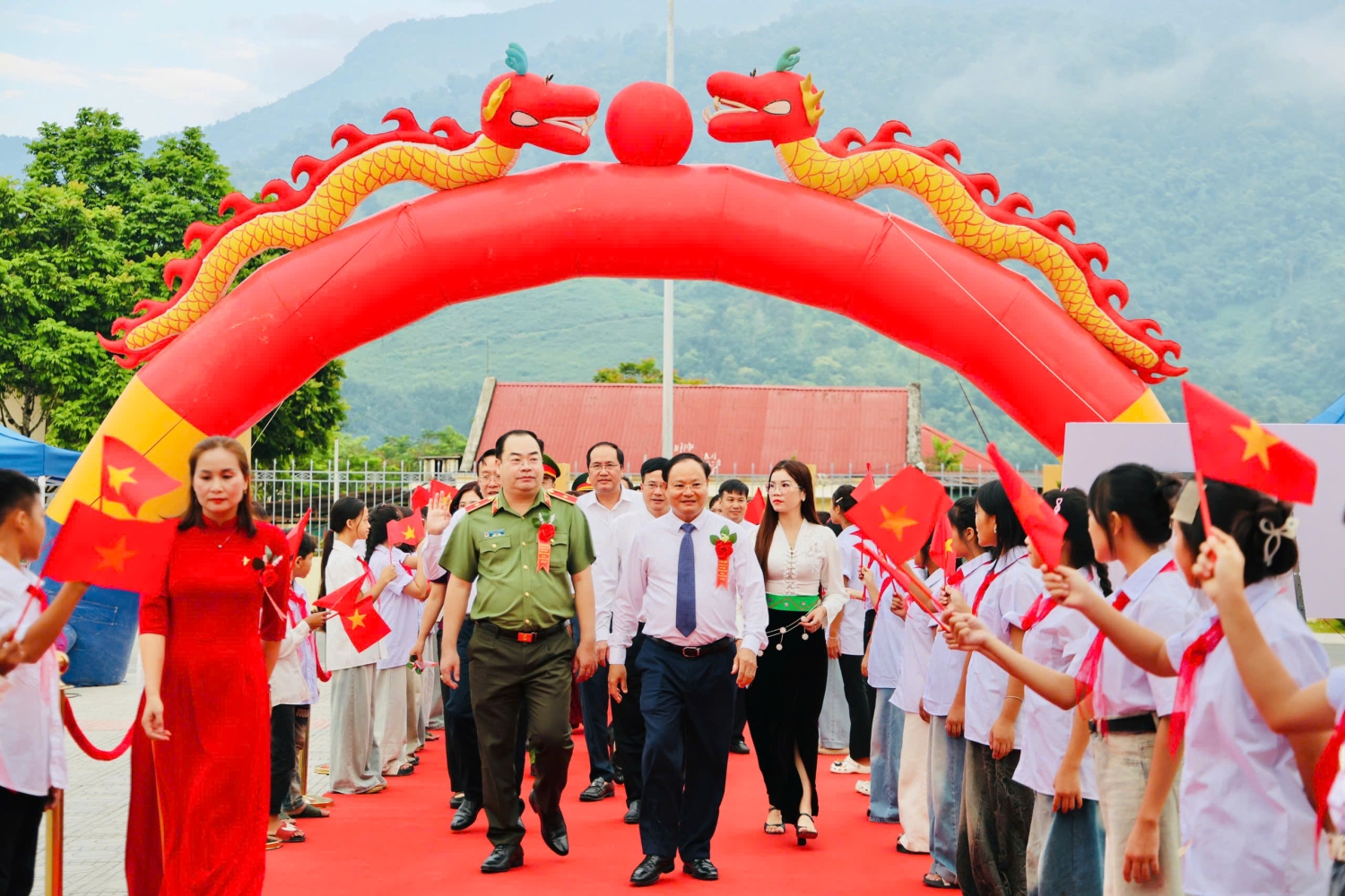 Đồng chí Lê Minh Ngân - Ủy viên BCH Trung ương Đảng, Bí thư Tỉnh ủy, Chủ tịch HĐND tỉnh cùng các đại biểu dự Lễ Khai giảng năm học 2026 - 2027 và khánh thành Trường Phổ thông nội trú Tiểu học và Trung học cơ sở Pa Tần