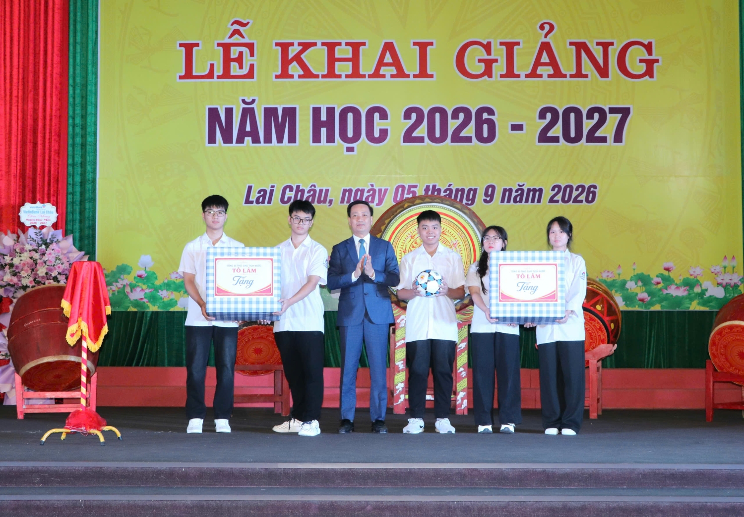 Đồng chí Lê Đức Dục - Ủy viên Ban Thường vụ Tỉnh ủy, Trưởng Ban Tuyên giáo Tỉnh ủy trao tặng quà của Tổng Bí thư, Chủ tịch nước Tô Lâm cho đại diện các em học sinh
