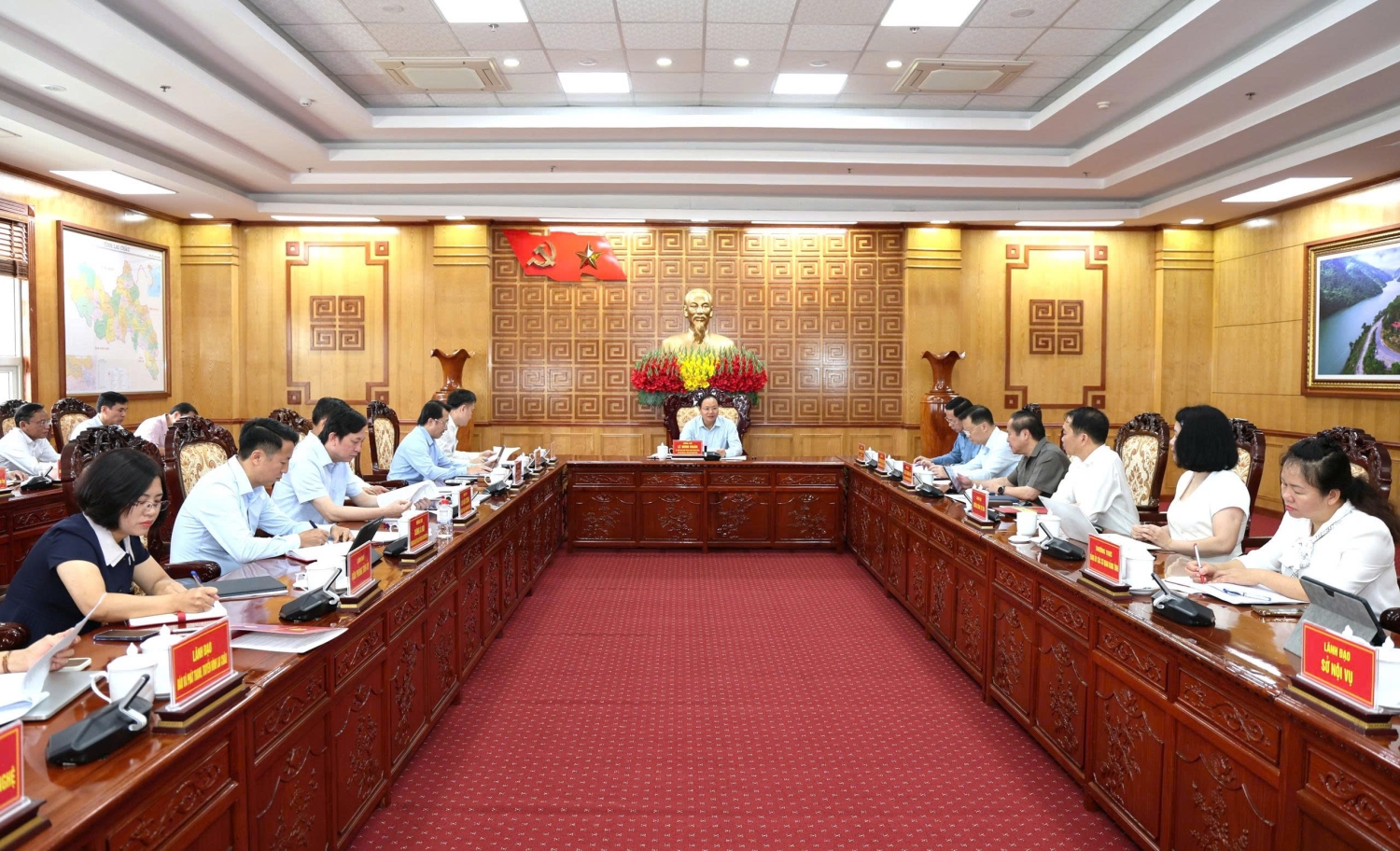 Quang cảnh buổi làm việc