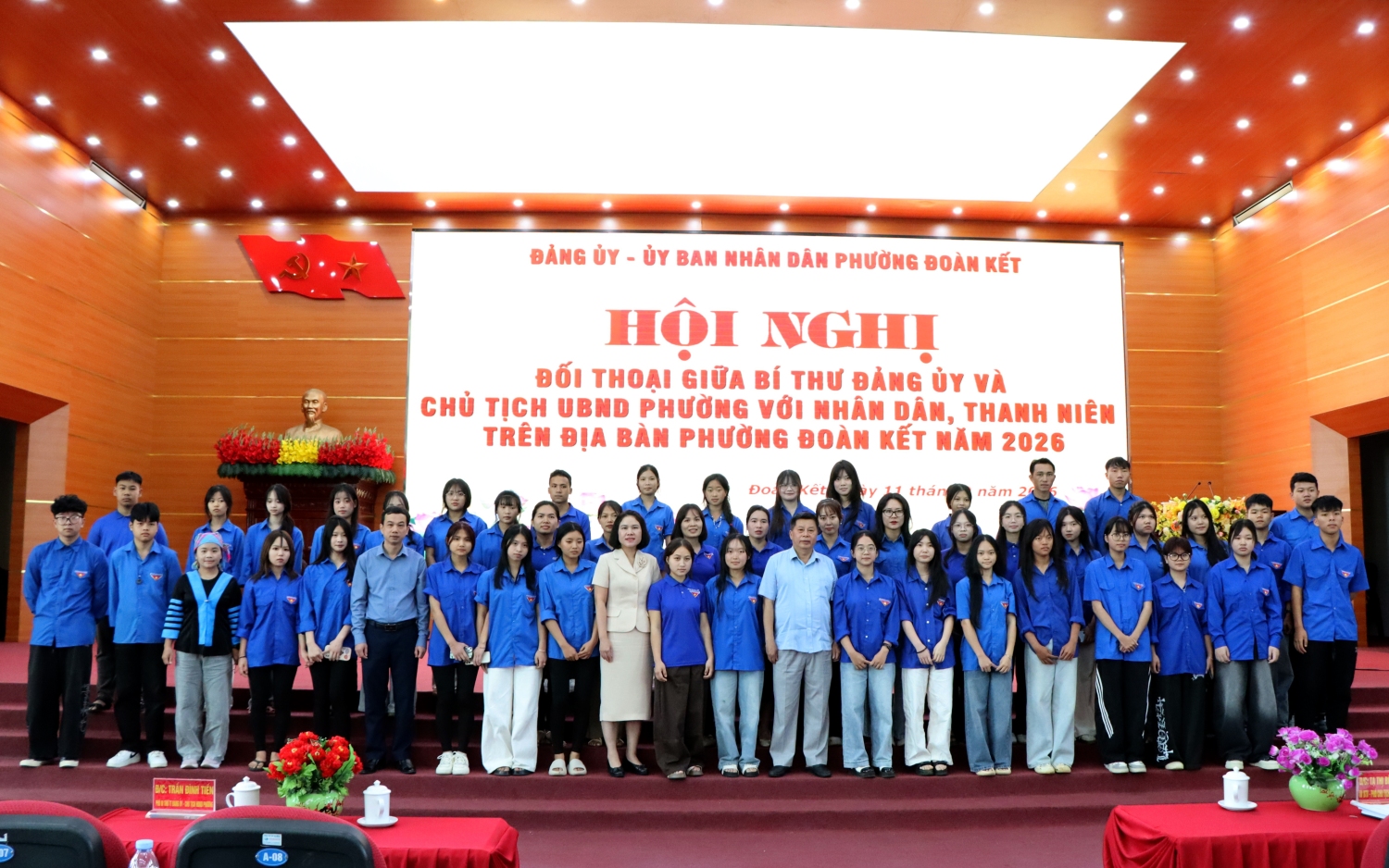 Các đồng chí lãnh đạo Đảng ủy, UBND phường chụp ảnh lưu niệm với các đoàn viên thanh niên trên địa bàn phường