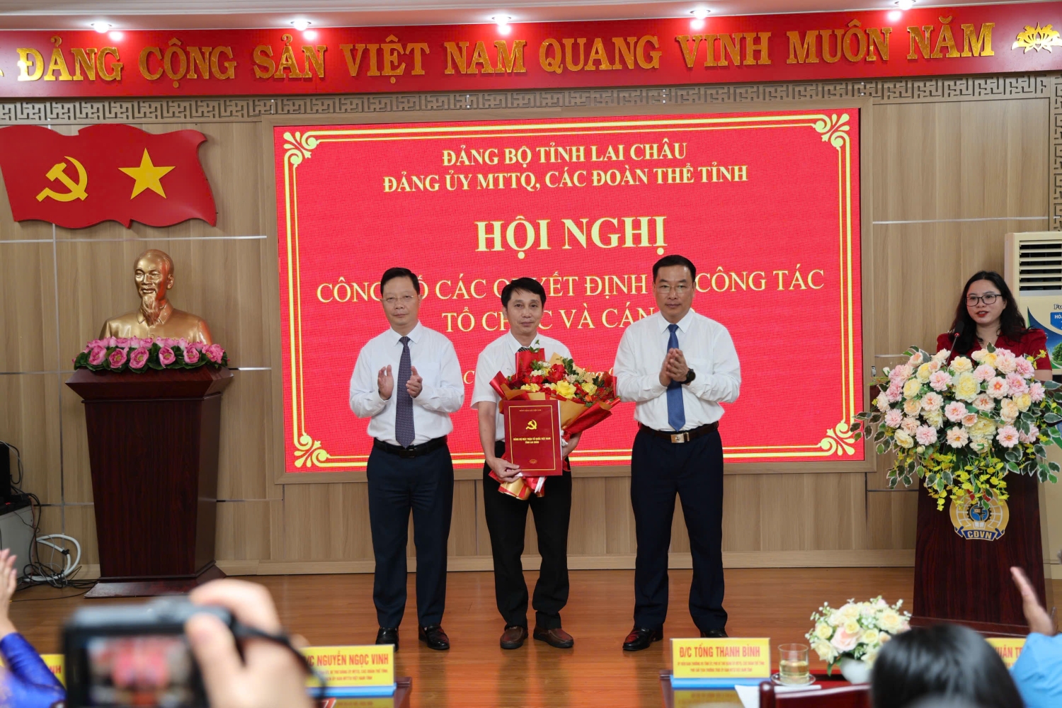 Các đồng chí Thường trực Đảng uỷ trao quyết định và tặng hoa chúc mừng Chi bộ Chuyên trách Công tác Đảng