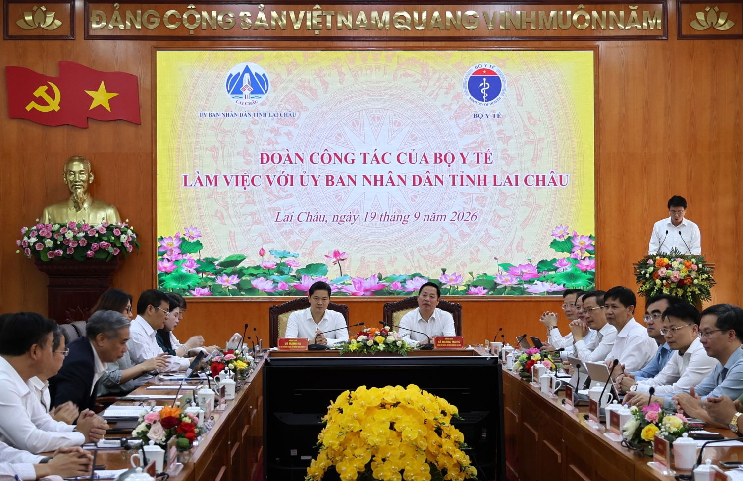 Quang cảnh buổi làm việc